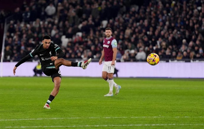 29 December 2024, United Kingdom, London: Liverpool's Trent Alexander-Arnold scores his side's fourth goal during the English Premier League soccer match between West Ham United and Liverpool at the London Stadium. Photo: Bradley Collyer/PA Wire/dpa