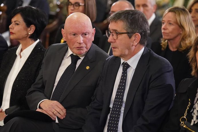 Archivo - El exlehendakari, Juan José Ibarretxe (i), y el portavoz del PSOE en el Congreso, Patxi López (d), en la misa funeral del exlehendakari José Antonio Ardanza en abril