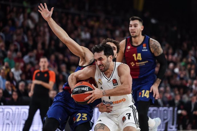 Archivo - Facu Campazzo of Real Madrid in action during the Turkish Airlines Euroleague, match played between FC Barcelona and Real Madrid at Palau Blaugrana on November 28, 2024 in Barcelona, Spain.