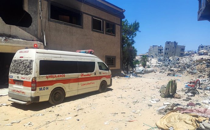 Archivo - June 10, 2024, Gaza City, Gaza Strip, Palestinian Territory: Palestinians start to fix and restore the Shifa Hospital after being heavily damaged by Israeli attacks and demolished some parts to prepare it to service again in Gaza City, Gaza on J