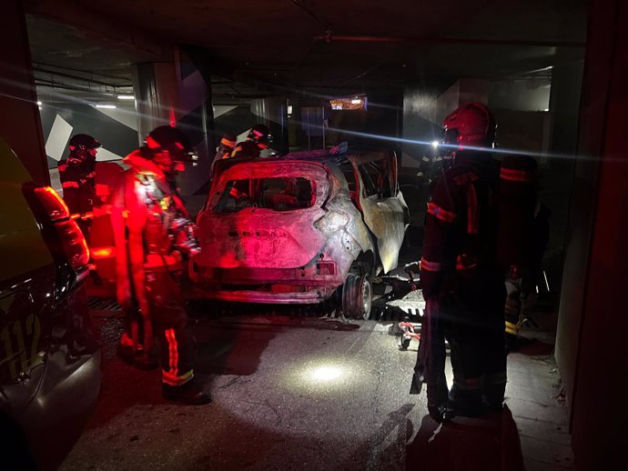 Arde un coche eléctrico en un aparcamiento público en la plaza de Colón