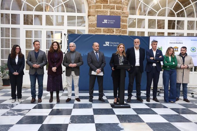 Almudena Martínez presentando los presupuestos con parte de su equipo de gobierno.