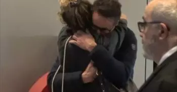 Álvaro Muñoz Escassi y Sheila Casas, romántico reencuentro en el aeropuerto tras pasar Navidad separados