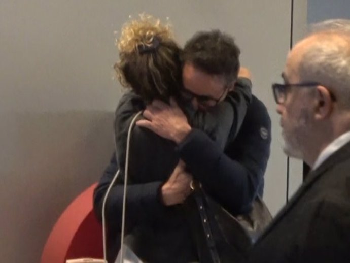 Álvaro Muñoz Escassi y Sheila Casas, emotivo abrazo en su reencuentro en el aeropuerto de Madrid este domingo 29 de diciembre