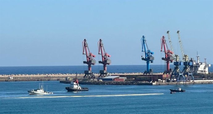 Barrera preventiva de protección colocada en el puerto de Melilla por la patrullera marroquí encallada en la costa