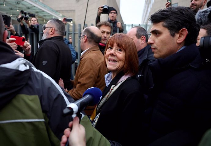 19 December 2024, France, Avignon: Gisele Pelicot (C) arrives with her lawyer Stephane Babonneau (R) at the courthouse in Avignon, where the verdict is expected in the trial against her ex-husband and 50 other defendants accused of drugging her and orches