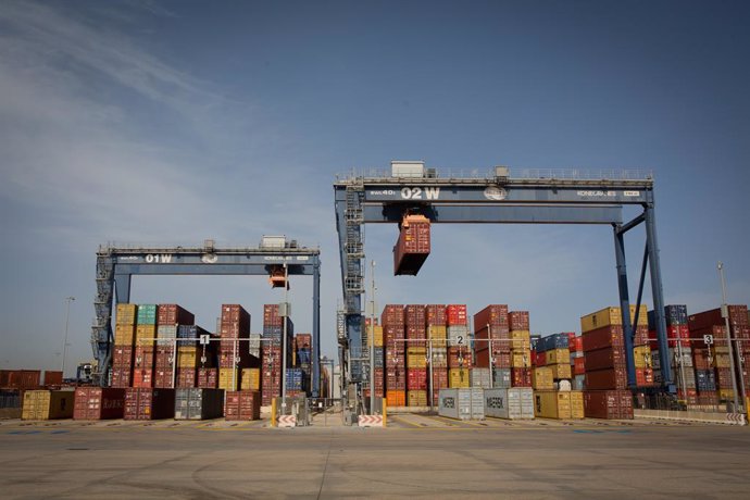 Archivo - Contenedores de mercancías en el muelle de descarga del Puerto de Barcelona, en Cataluña (España), a 1 de abril de 2021. El canal de Suez quedó libre al tráfico en las primeras horas del 29 de marzo, después de que el "Ever Given" fuera desencal