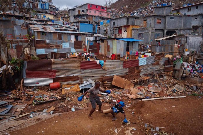 Zona destruida por el azote del ciclón 'Chido' en Mayotte