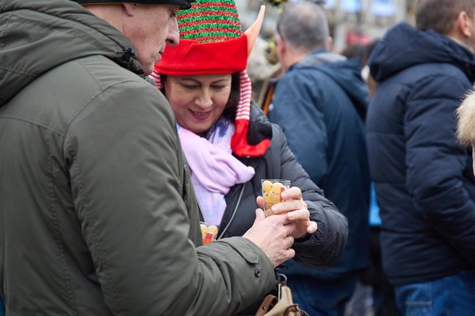 Archivo - Varias personas celebran las Preuvas en la Puerta del Sol, a 31 de diciembre de 2023, en Madrid (España).