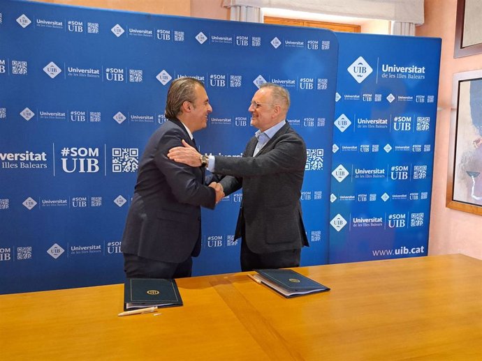 El conseller de Educación y Universidades, Antoni Vera (i), y el rector de la UIB, Jaume Carot (d).