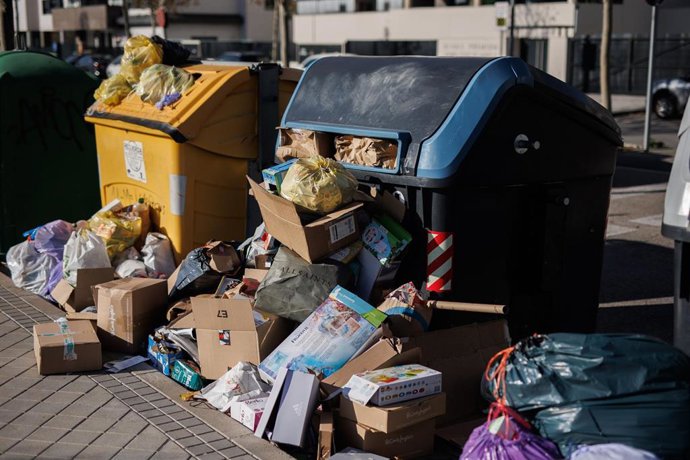 Archivo - Contenedores de papel y cartón repletos de envoltorios de regalos y cajas de juguetes, en Rivas, a 25 de diciembre de 2022, en Madrid (España). 