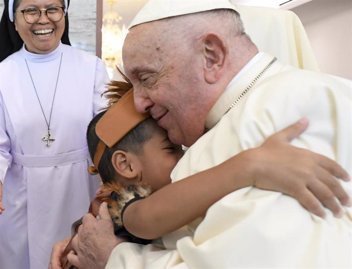 Archivo - El Papa abraza a un niño en Jakarta, Indonesia.