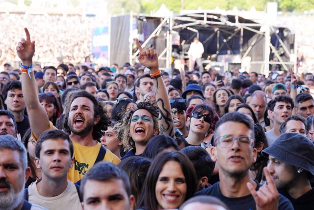 Varias personas de público durante el arranque del festival O Son do Camiño en O Monte do Gozo, a 30 de mayo de 2024, en Santiago de Compostela, Galicia (España).