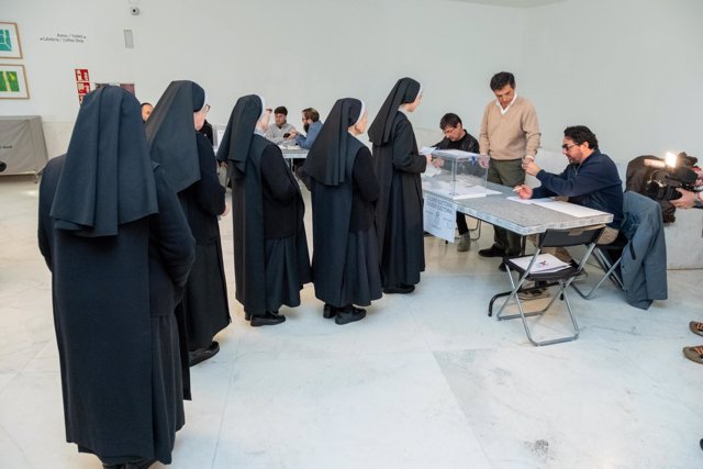 Varias monjas ejercen su derecho a voto, en el Centro Galego de Arte Contemporáneo (CGAC), a 18 de febrero de 2024, en Santiago de Compostela, A Coruña, Galicia (España).