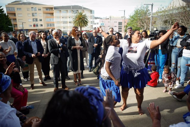 El presidente de la República de Cabo Verde, José María Pereira Neves, es recibido por la comunidad caboverdiana de Burela durante su visita al municipio, a 7 de abril de 2024, en Burela, Lugo, Galicia (España)