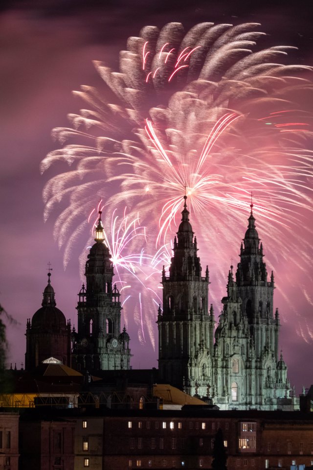 Vista de fuegos artificiales durante los Fuegos del Apóstol en las Fiestas del Apóstol Santiago 2024, a 24 de julio de 2024, en Santiago de Compostela, A Coruña, Galicia (España).