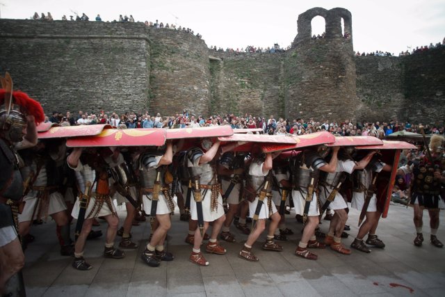 Decenas de personas participan el desfile de tropas durante la fiesta Arde Lucus 2024, a 15 de junio de 2024, en Lugo, Galicia (España). 