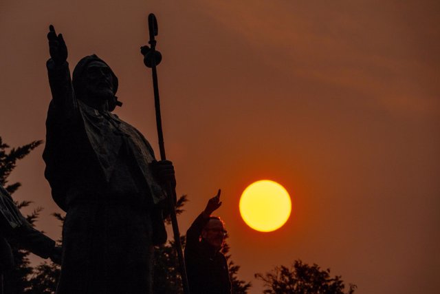 Un peregrino camina durante la salida del sol en el Monte do Gozo, a 19 de septiembre de 2024, en Santiago de Compostela, A Coruña, Galicia (España)