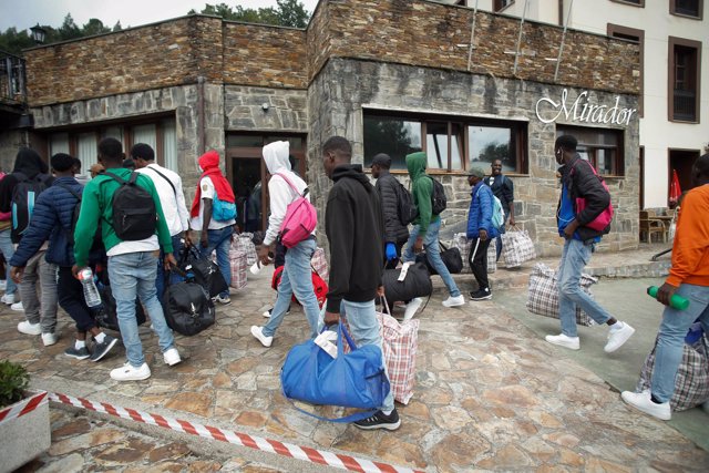 Varios migrantes a su llegada al hotel, a 9 de septiembre de 2024, en Ribeira de Piquín, Lugo, Galicia (España).