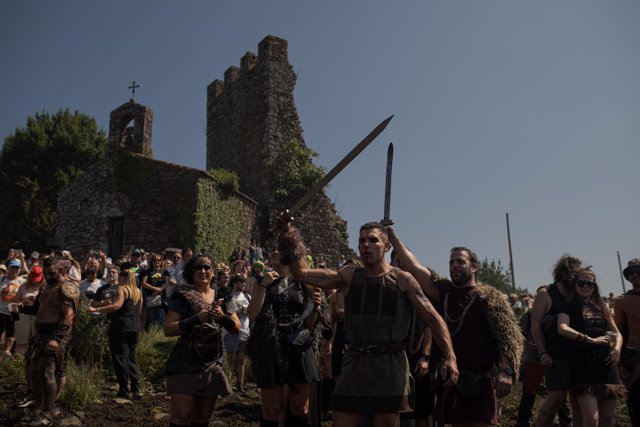 Varios actores durante el Desembarco Vikingo de la LXIV Romaría Vikinga en Catoira, a 4 de agosto de 2024, en Catoira, Pontevedra, Galicia (España).