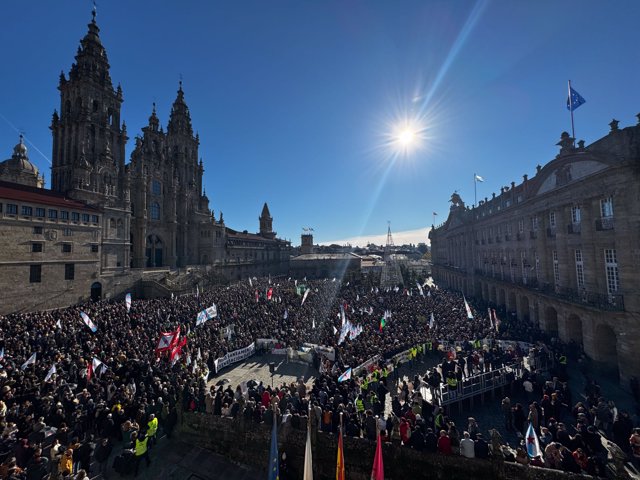 Miles de personas durante una nueva protesta contra la empresa de celulosa Altri, a 15 de diciembre de 2024, en Santiago de Compostela, A Coruña, Galicia (España).