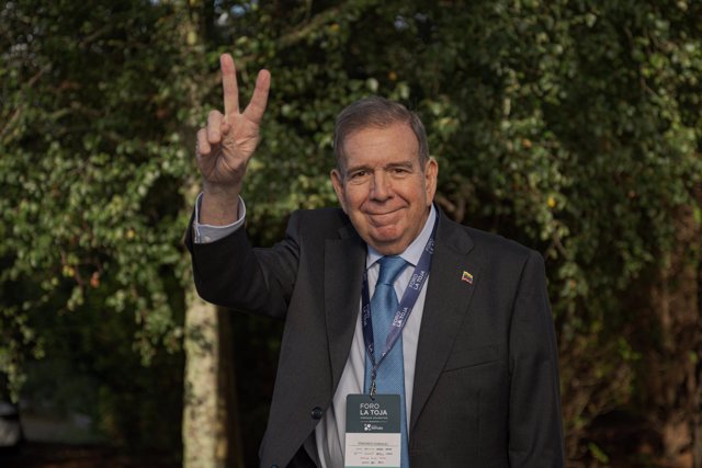 El opositor venezolano Edmundo González, saluda a la salida de su ponencia durante la segunda jornada del Foro La Toja, a 4 de octubre de 2024, en la Illa de Toxa, Pontevedra, Galicia (España).