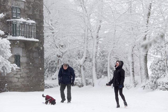 Varias personas disfrutan de la nieve, a 9 de diciembre de 2024, en Pedrafita do Cebreiro, Lugo, Galicia (España).