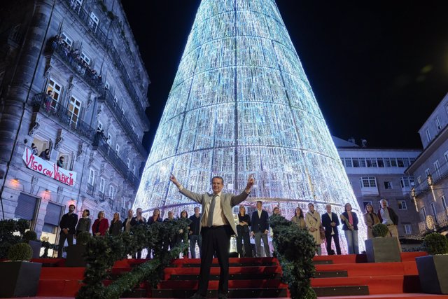 El alcalde de Vigo, Abel Caballero, durante el encendido de las luces de Navidad en Porta do Sol, a 16 de noviembre de 2024, en Vigo, Pontevedra, Galicia (España). 