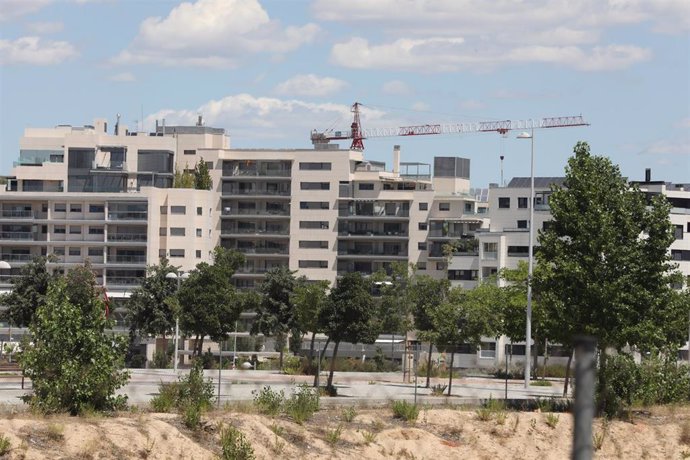 Archivo - Edificio en construcción en Madrid (España), a 6 de julio de 2020. 