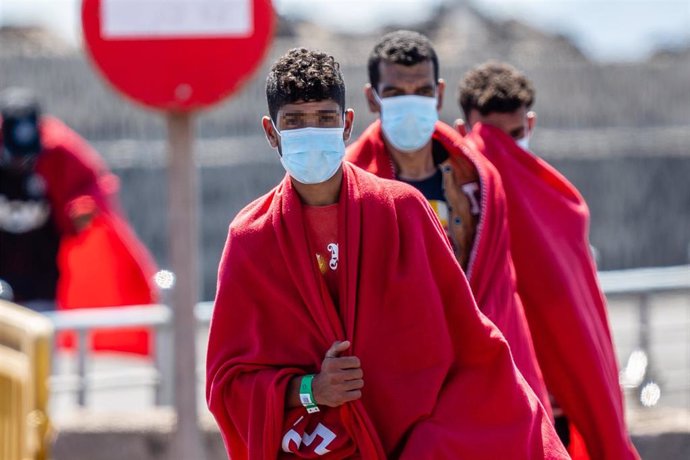 Archivo - Varios de los 34 migrantes que han sido rescatados por Salvamento Marítimo, cuando iban en una patera, en el Muelle de La Cebolla, a 1 de septiembre de 2021, en Lanzarote, Islas Canarias (España). La patera con los migrantes fue avistada al nort