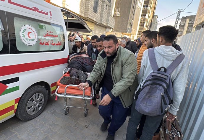 Trasllat de ferits a un hospital després d'un bombardeig sobre el campament de Nuseirat