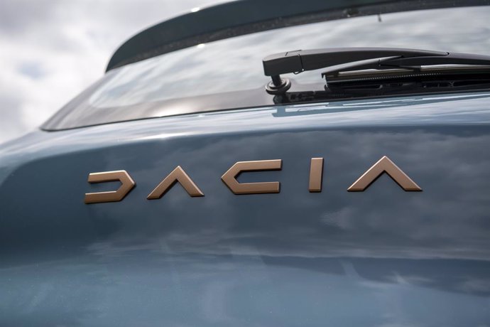 Archivo - Dacia logo en la parte trasera de un vehículo