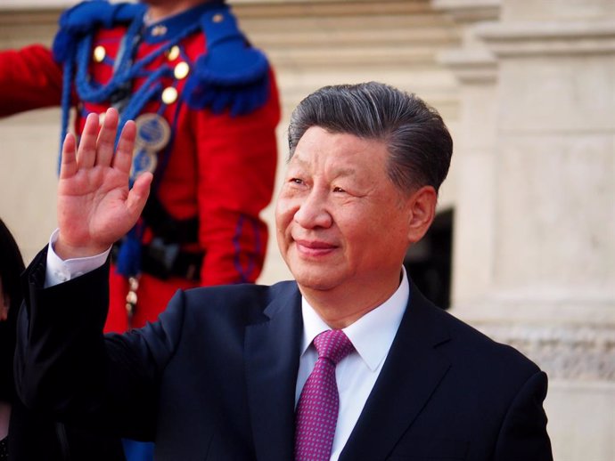 Archivo - 14 November 2024, Peru, Lima: Xi Jinping, President of the People's Republic of China, waves upon his arrival for a bilateral meeting with Dina Boluarte, Peru's president at the Government Palace in Lima. Photo: Carlos Garcia Granthon/ZUMA Press