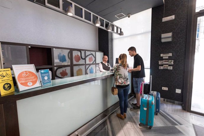 Archivo - Turistas en un hotel, en una imagen de archivo.