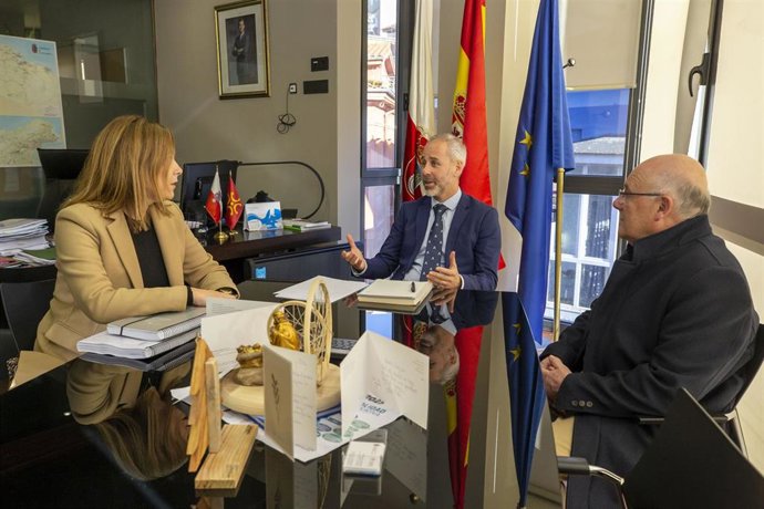 El Consejero De Educación, Formación Profesional Y Universidades, Sergio Silva, Se Reúne Con La Alcaldesa De Medio Cudeyo, María Higuera