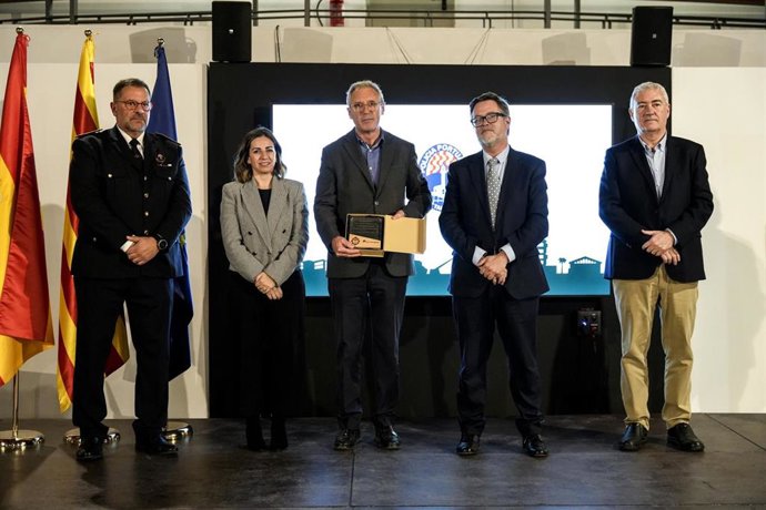 El director de Seguridad Corporativa del Puerto de Barcelona, Bernat Baró, recibe el premio de la mano del president del Port de Tarragona, Santiago Castellà