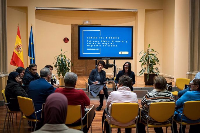 La ministra de Inclusión, Seguridad Social y Migraciones, Elma Saiz (i), durante un encuentro con personas mayores migrantes, en la sede del Ministerio, a 18 de diciembre de 2024, en Madrid (España). 