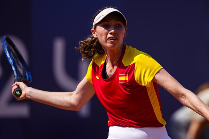 Archivo - Cristina Bucsa of Spain looks on against Leylah Fernandez of Canada during their Women's Singles Second Round tennis match on Roland-Garros - Court 7 during the Paris 2024 Olympics Games on July 29, 2024 in Paris, France.