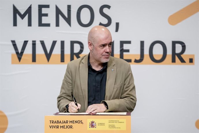 El secretario general de CCOO, Unai Sordo, firma el acuerdo para la reducción de la jornada laboral, en el Ministerio de Trabajo y Economía Social, a 20 de diciembre de 2024, en Madrid