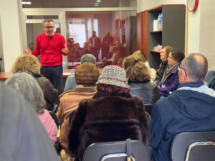 El precandidato a la Secretaría General del PSRM-PSOE, Diego Conesa, durante la visita a una agrupación