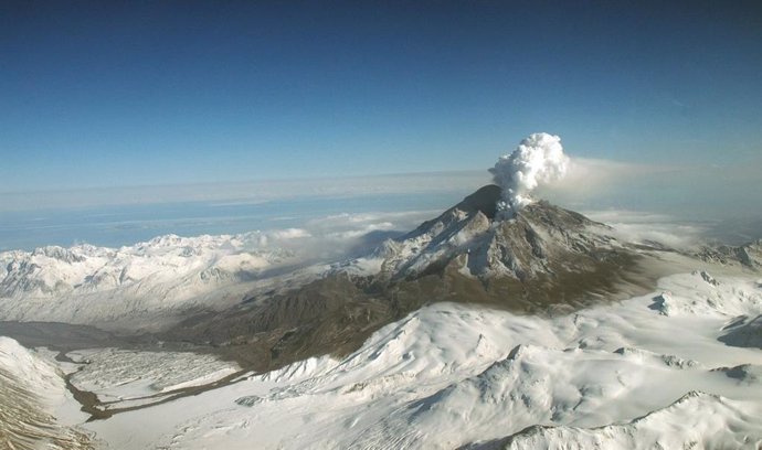 La misión NISAR ayudará a los investigadores a comprender mejor cómo cambia la superficie de la Tierra con el tiempo, incluso en el período previo a erupciones volcánicas como la que se muestra en la imagen, en Mount Redoubt en el sur de Alaska en  2009