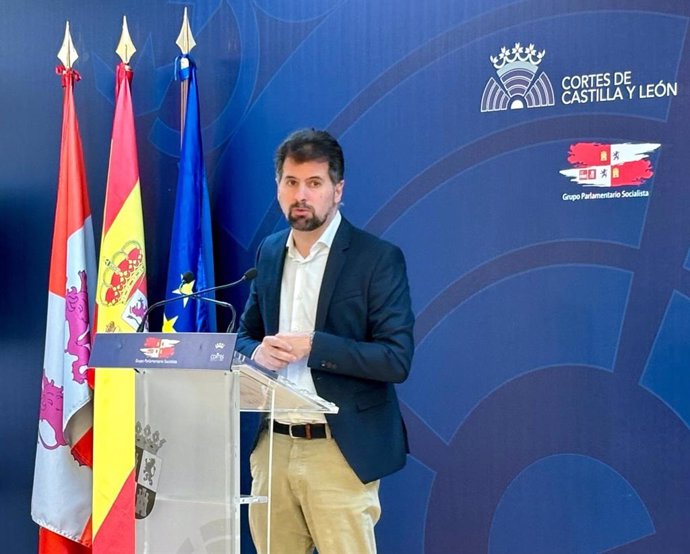 El secretario autonómico del PSOE, Luis Tudanca, durante una rueda de prensa en las Cortes