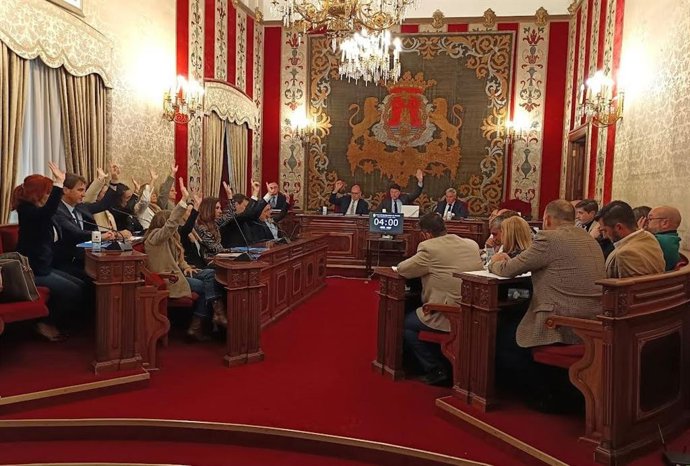 Pleno extraordinario del 30 de diciembre de 2024, en el Salón de Plenos del Ayuntamiento de Alicante.