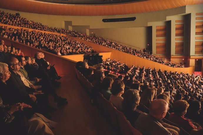 Público asistente en el Teatro de la Maestranza a un concierto de la ROSS, en foto de archivo.