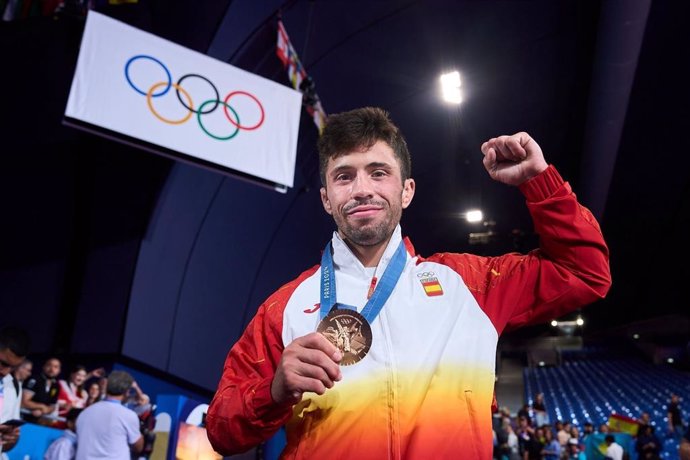 Archivo - El judoca español Fran Garrigós con su medalla de bronce en los Juegos Olímpicos de París