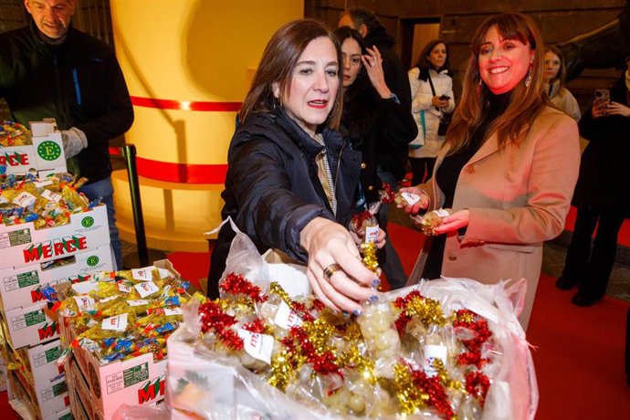 La consejera municipal de Cultura, Educación y Turismo del Ayuntamiento de Zaragoza, Sara Fernández, recibe las 3.000 bolsas de uvas de la Nochevieja.