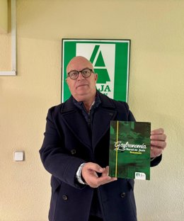 El portavoz y gerente de Asaja Jaén, Luis Carlos Valero, muestra el libro recopilatorio de recetas y maridajes