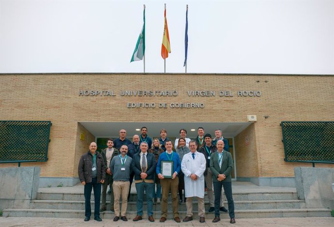 Responsables del Sistema de Gestión Ambiental del Virgen del Rocío, tras la renovación del certificado EMAS.