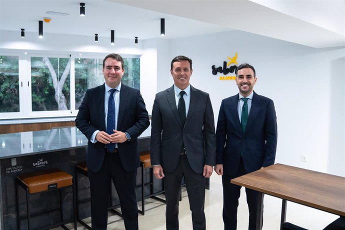 El vicepresidente de la Diputación Provincial de Almería, Fernando Giménez, el presidente, Javier Aureliano García, y el diputado de Promoción Agroalimentaria, Carlos Sánchez, durante la inauguración del Espacio Gastronómico 'Sabores Almería'.