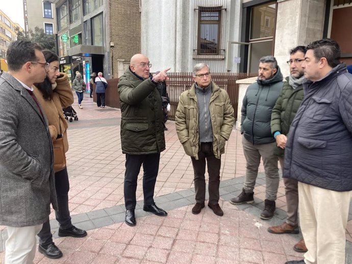 Jesús Julio Carnero, junto al gerente de Auvasa, Eduardo Cabanillas, y el concejal de Tráfico y Movilidad, Alberto Gutiérrez, en las inmediaciones de una de las marquesinas reformada en la Plaza España.